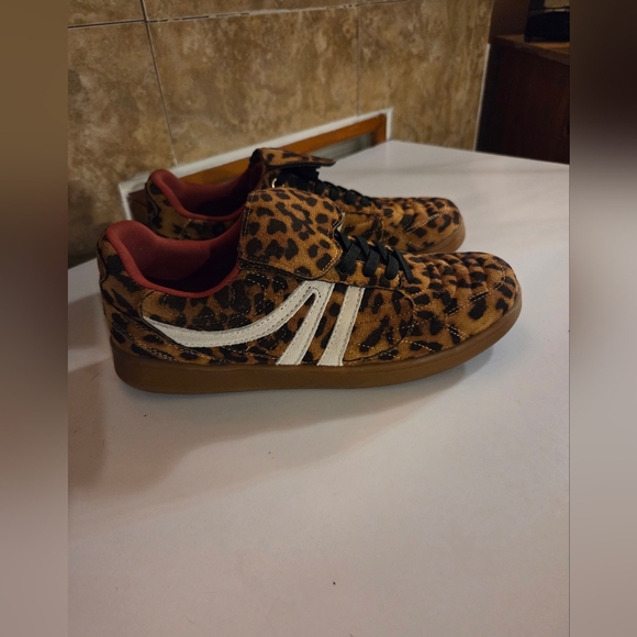 Steve Madden Leopard/Burgundy Madrid Printed Women's Sneakers - Size 8M - Picture 8 of 9